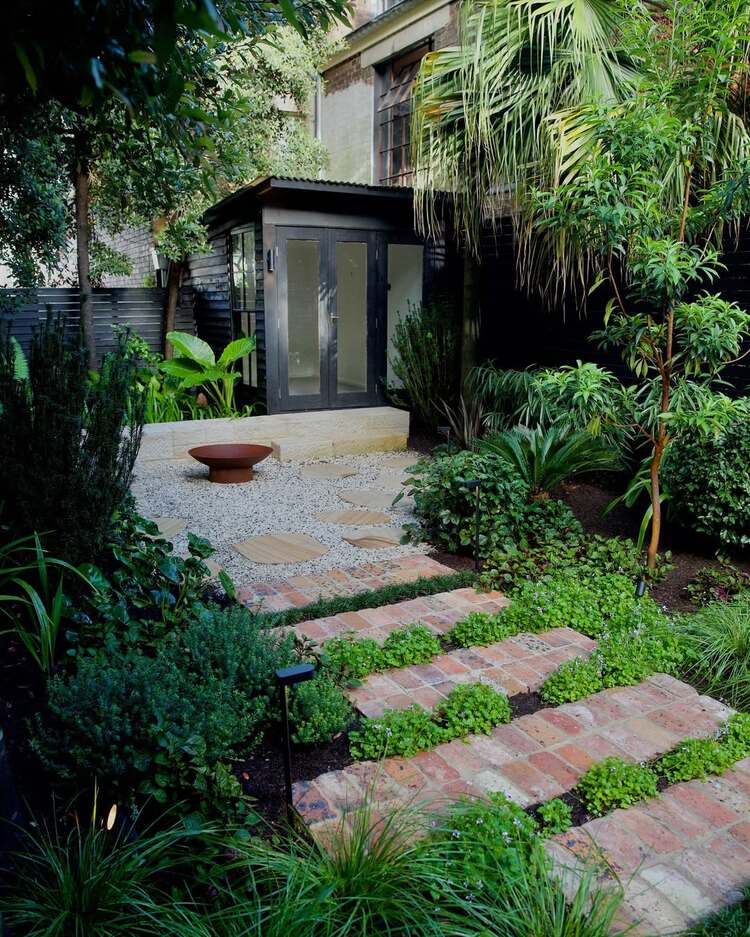 idée de jardin moderne des marches en briques créant un escalier naturel qui s'intègre parfaitement dans l'espace