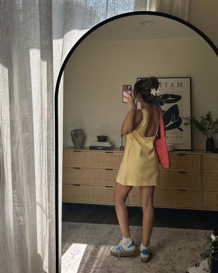 idée de look décontracté pour canicule le buttermilk yellow est au top des tendances en 2025