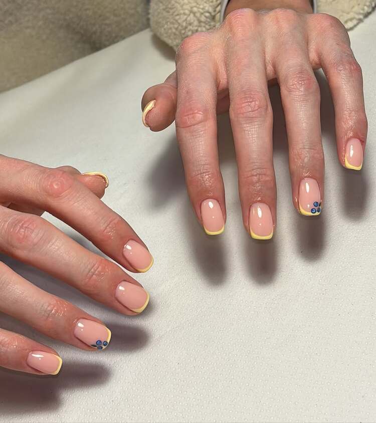 idée de manucure simple mais raffinée, destinée aux filles préférant un nail art discret mais original