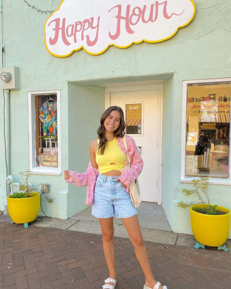 idée de tenue chic et colorée pour confornter la canicule de façon décontractée