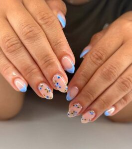 la french manucure été 2025 prône les couleurs pastel et les motifs fruités pour un effet naturel