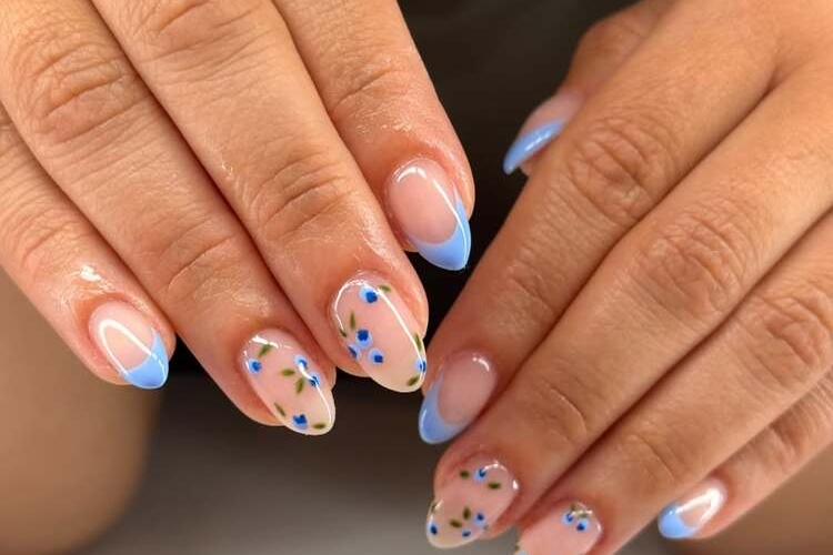 la french manucure été 2025 prône les couleurs pastel et les motifs fruités pour un effet naturel