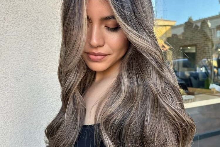 la coloration cheveux été 2025 vise le look sophistique et naturel pour sublimer le teint hâle