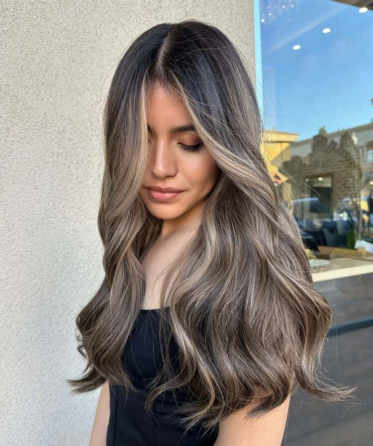 la coloration cheveux été 2025 vise le look sophistique et naturel pour sublimer le teint hâle