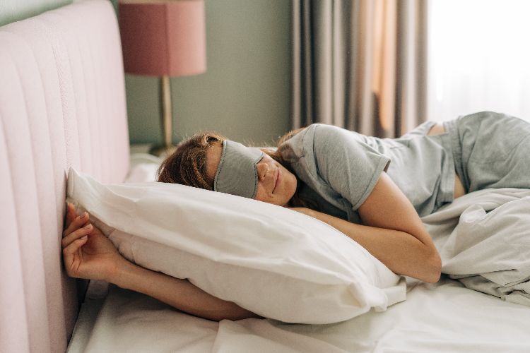le langage caché du corps pendant le sommeil et ce que révèlent les positions de sommeil