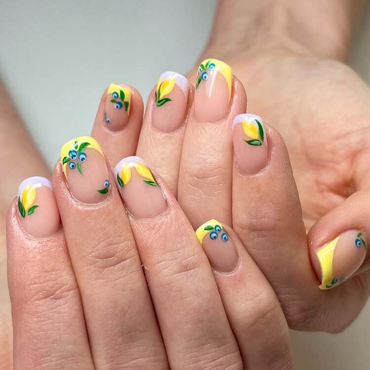 les blueberry nails s'harmonisent à merveille avec les couleurs pastel et les petits citrons