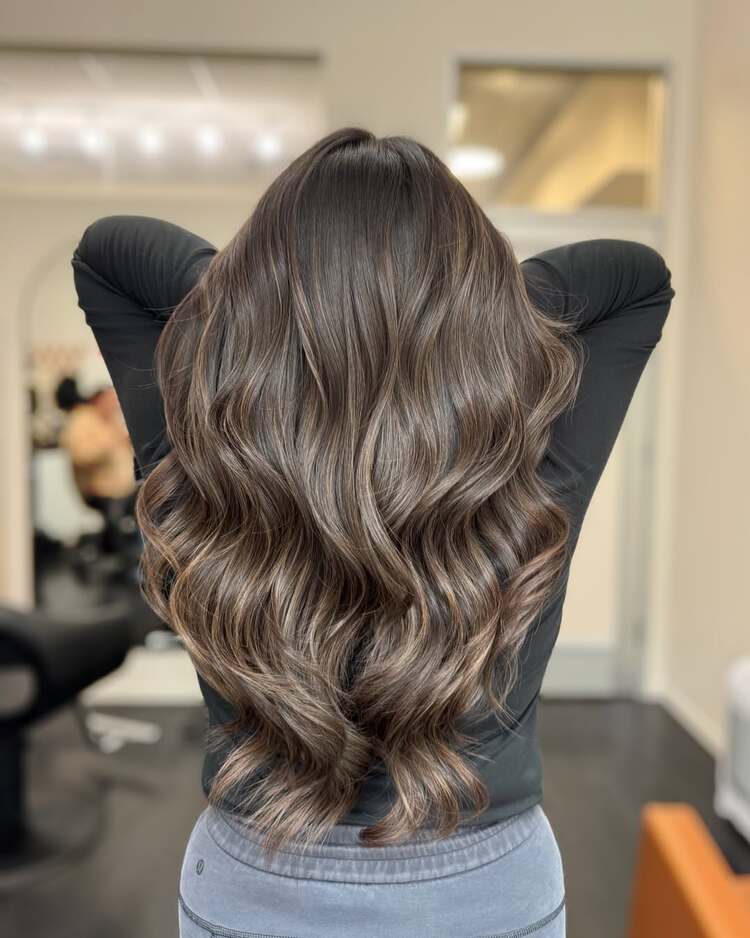 les mèches stars de l'été ajoutent du relief à la coiffure tout en conservant une finition douce et lumineuse