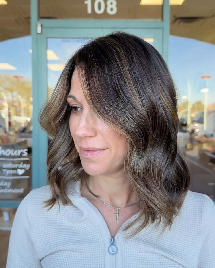 les summer babylights se fondent harmonieusement dans les cheveux marron pour capter la lumière du soleil