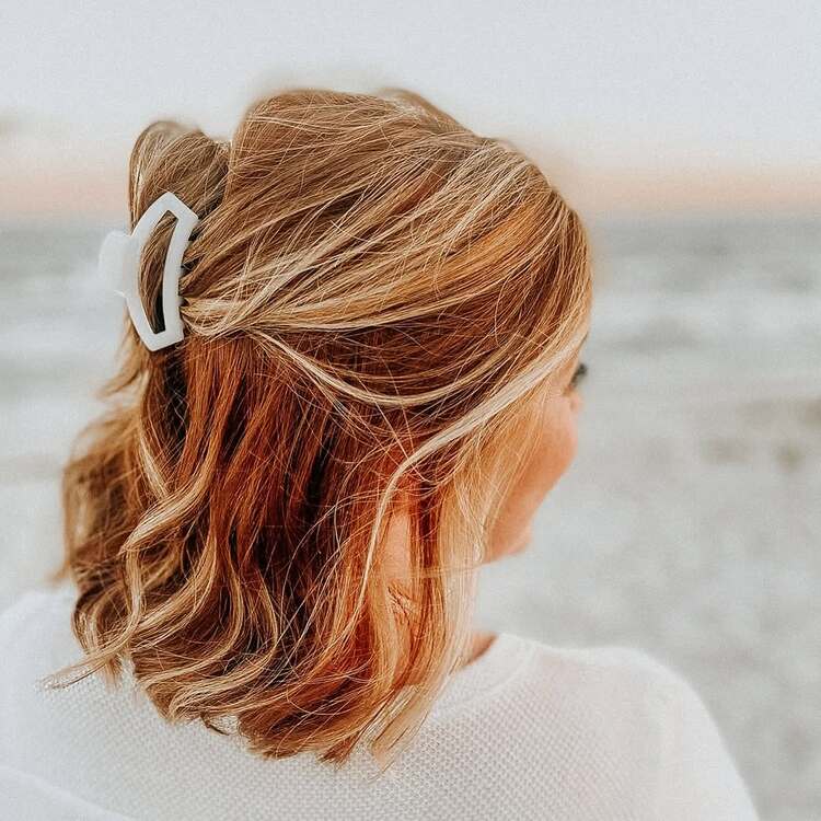 look estival à tomber cheveux légèrement ondulés et une demi queue de cheval