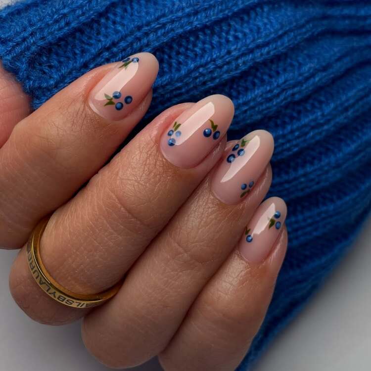 manucure minimaliste et chic qui s'avère un excellent choix pour porter la tendance sans trop en faire