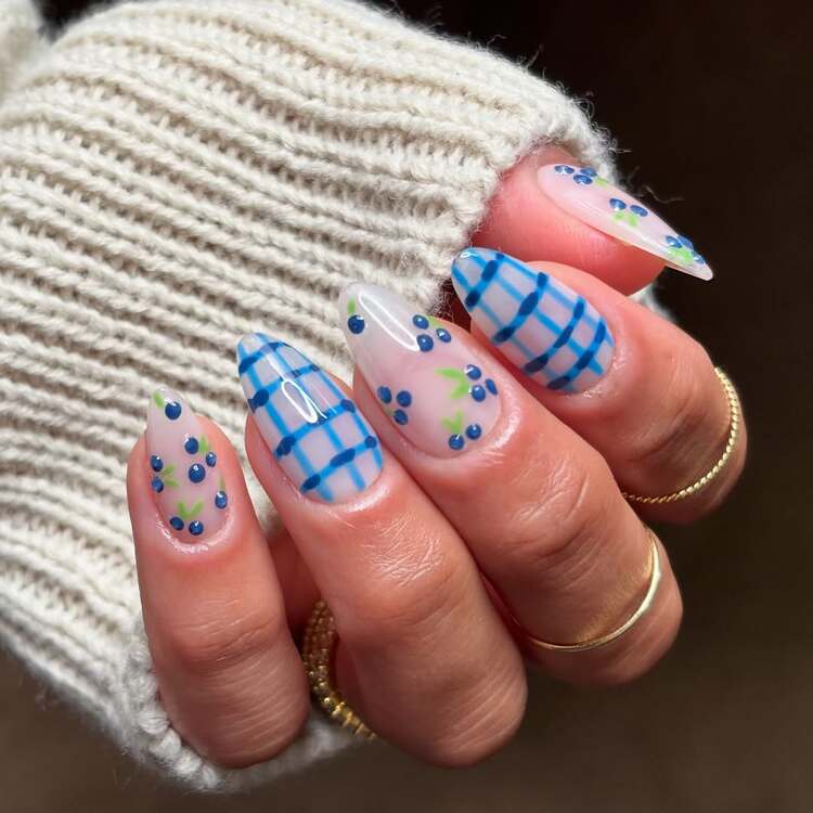 nail art myrtilles et motifs à carreaux bleus un design original qui ajoute une touche rétro à la manucure