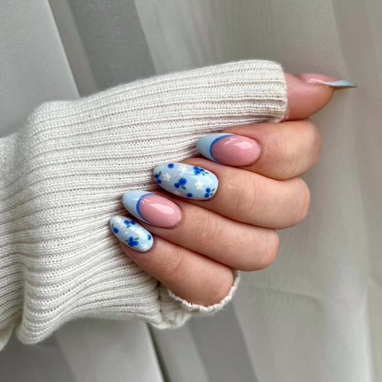 nail art qui évoque les motifs de porcelaine et qui séduit par son originalité et son harmonie colorée