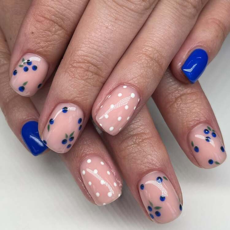 ongles courts en carré arrondi qui associent effet mat et brillant pour un rendu stylé