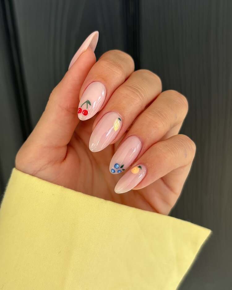 ongles nude et minimalistes en style manucure fruitée idéale pour l'été