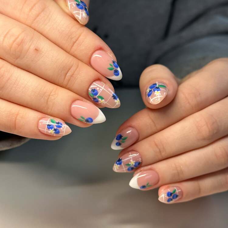 ongles tendance 2025 qui incarne le style romantique, chic et sophistiqué