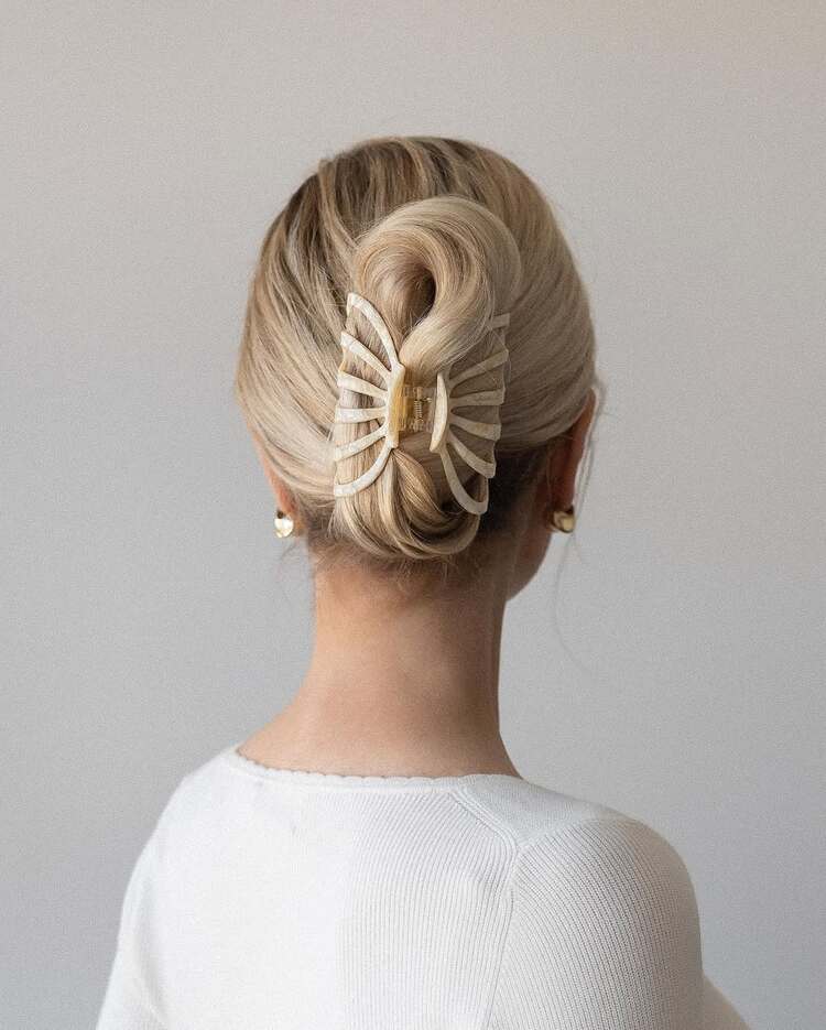 un chignon torsadé maintenu par une pince xxl une coiffure minimaliste et tendance