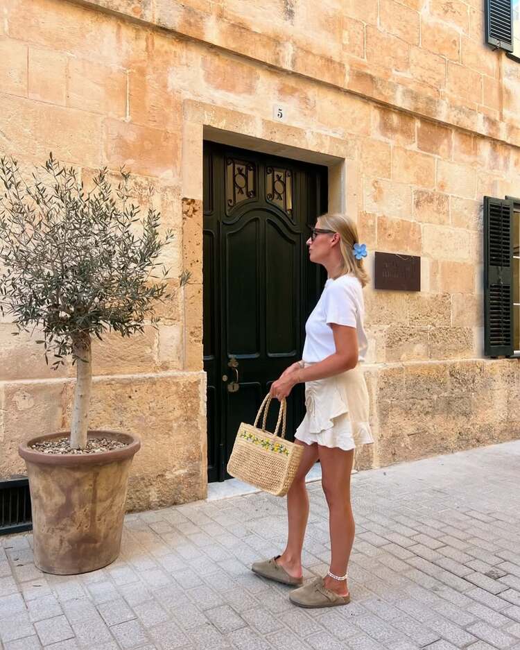 un look estival et léger qui mise sur la fraîcheur et la féminité