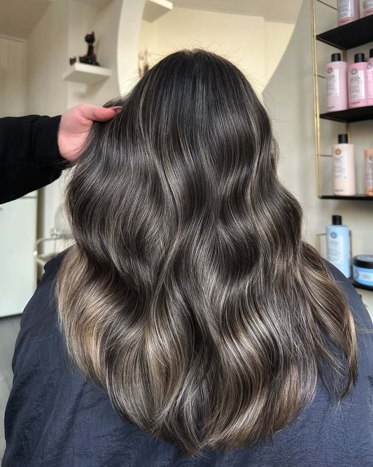 une finition glacée et chic pour avoir les cheveux modernes et frais cet été 2025