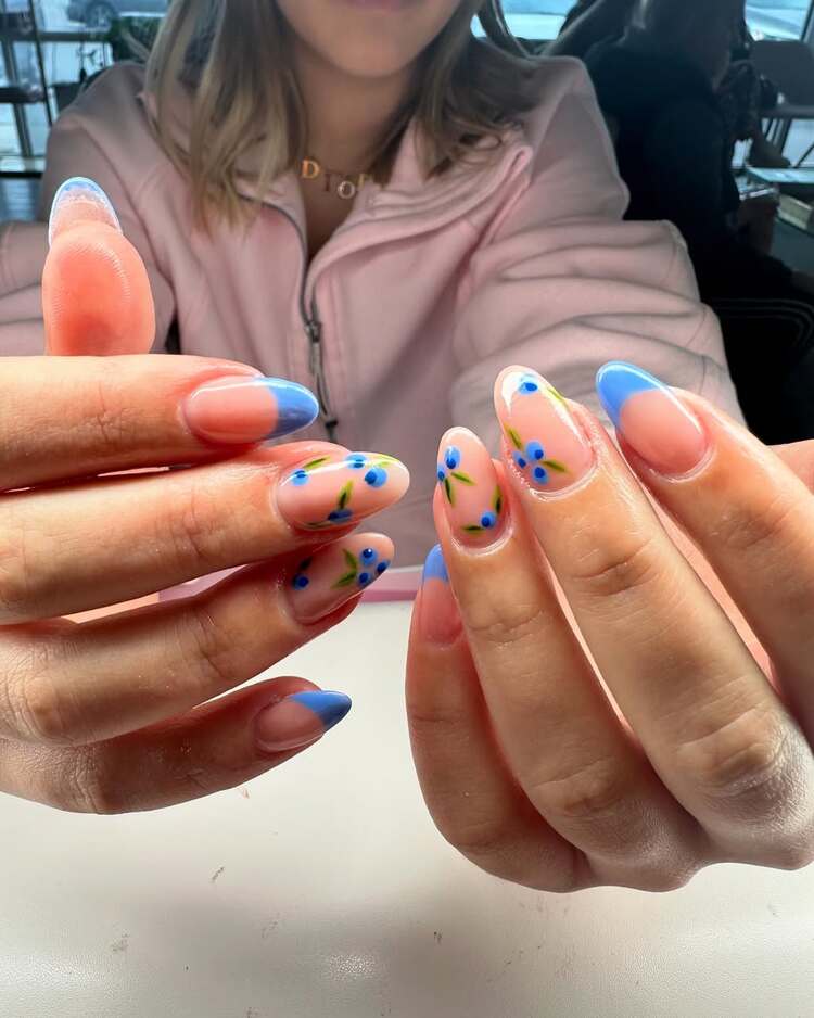une manucure glossy très tendance qui combine la douceur du nude avec la vivacité du bleu