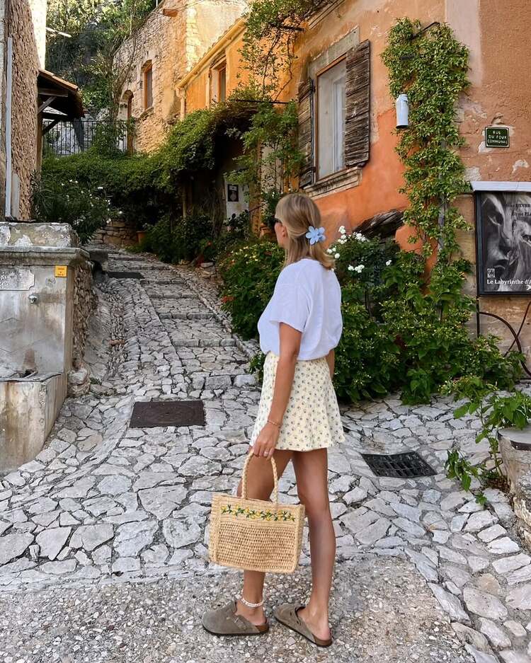 une mini jupe jaune pastel à petites fleurs associée à un t shirt blanc pour un look champêtre romantique
