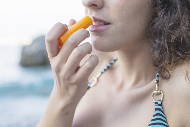 appliquer baume à lèvres spf pour se protéger du soleil