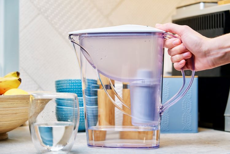 carafe filtrant au charbon actif pour éliminer les polluants