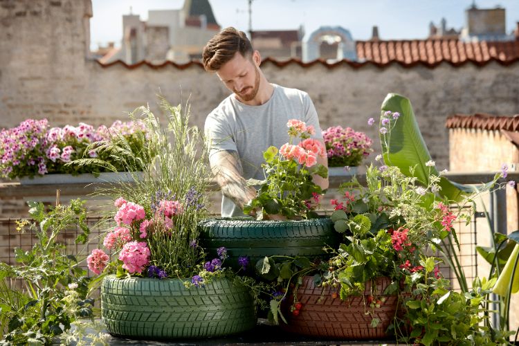créer un jardin vertical en réutilisant des pneus pour y cultiver légumes ou fleurs