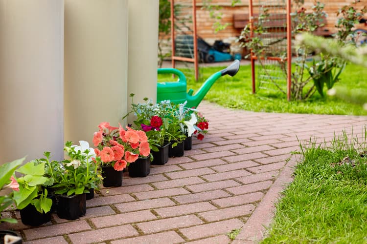 idée d'allée de jardin en briques rouges, choix pratique et tendance