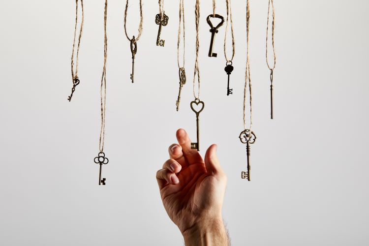 idée de décoration avec des vieilles clés accrochées sur ficelle en jute