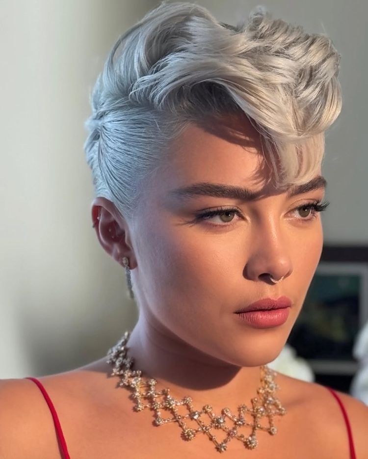 la fameuse coupe italian bob sur cheveux très courts blond platine