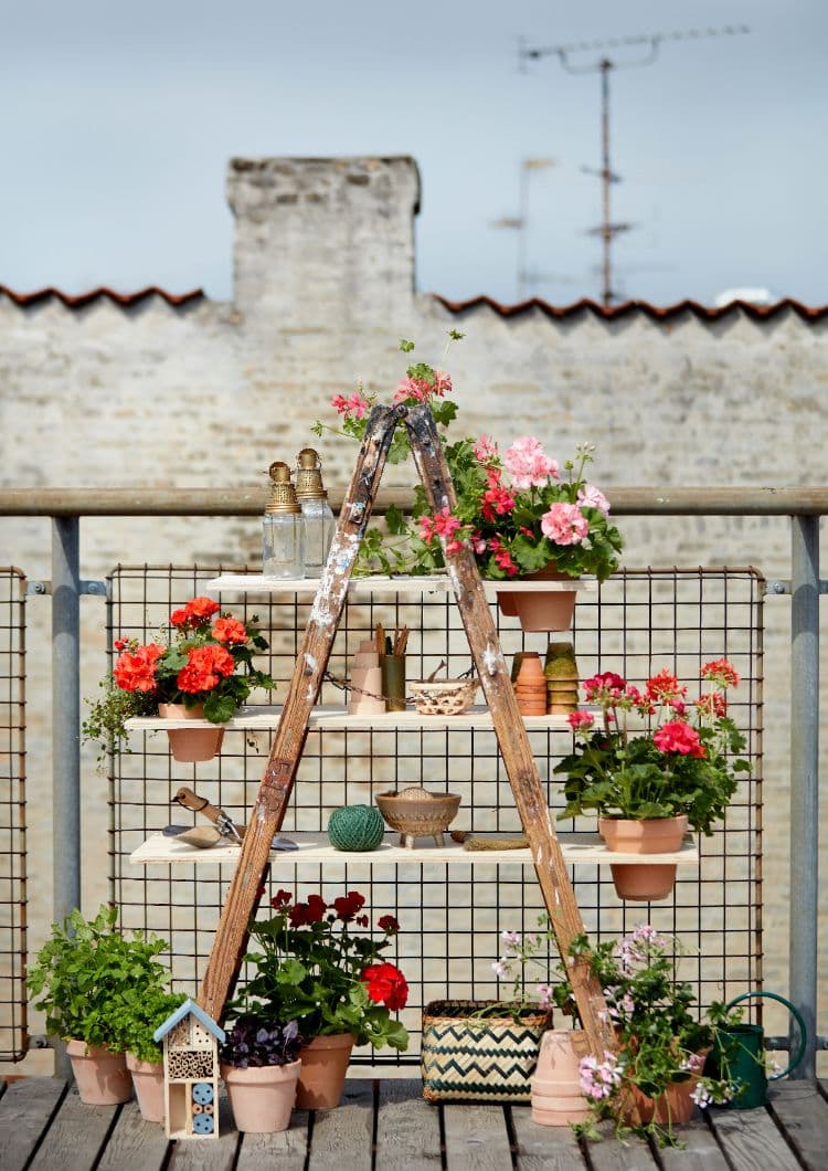 la jardinière étagée est la solution parfaite pour créer un jardin vertical sur le balcon