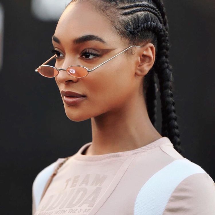 les mini tresses sont la nouvelle tendance capillaire pour un été frais et stylé