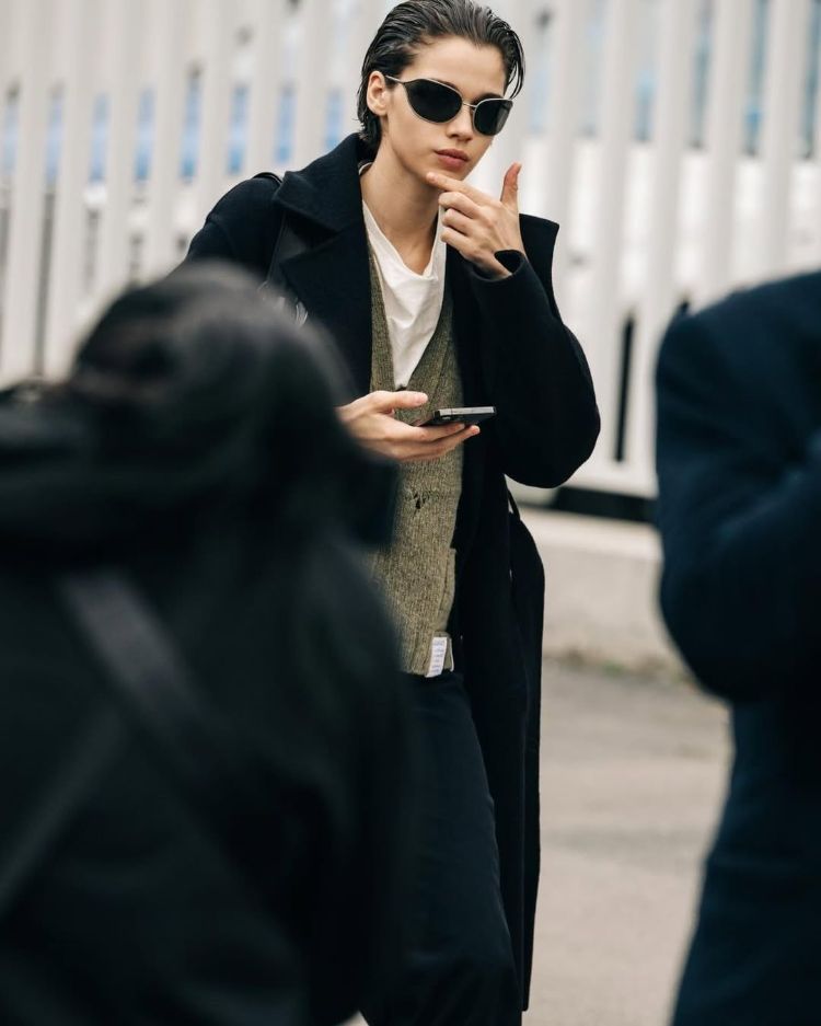 un look androgyne accentué par les cheveux mouillés