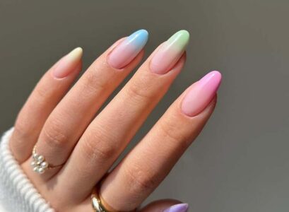 À la recherche d'un rendu subtil et raffiné la manucure arc en ciel pastel est faite pour vous