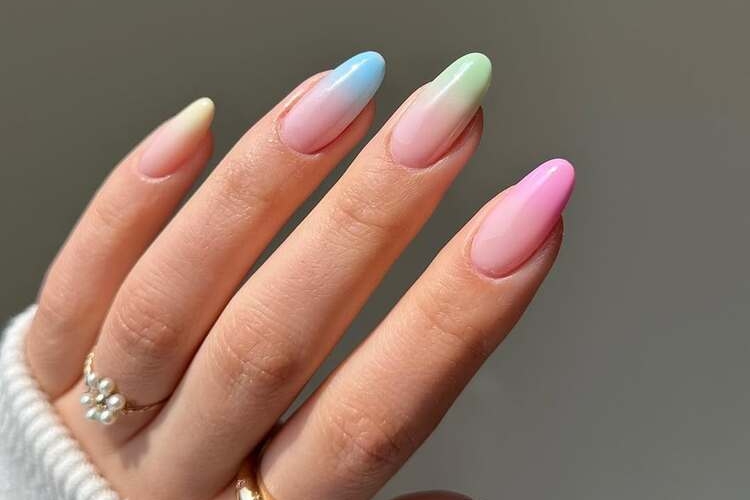 À la recherche d'un rendu subtil et raffiné la manucure arc en ciel pastel est faite pour vous