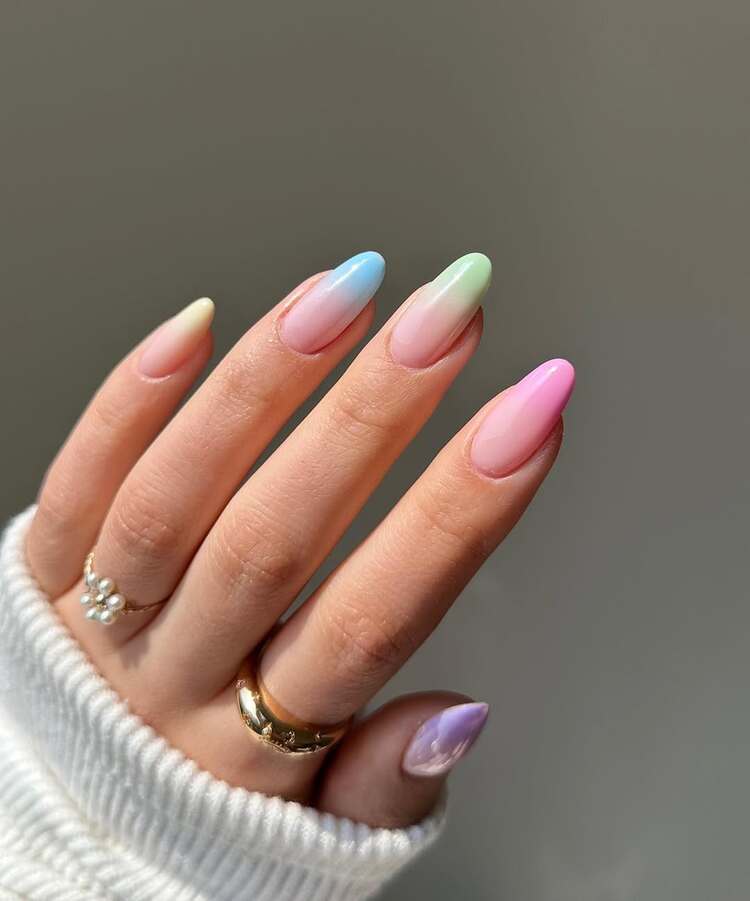 À la recherche d'un rendu subtil et raffiné la manucure arc en ciel pastel est faite pour vous