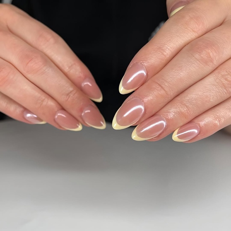 buttermilk yellow la couleur tendance 2025 mise en valeur par un effet nacré subtil