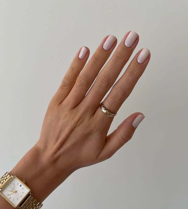 cette manucure évoque un style épuré, soigné et pile dans la tendance du quiet luxury