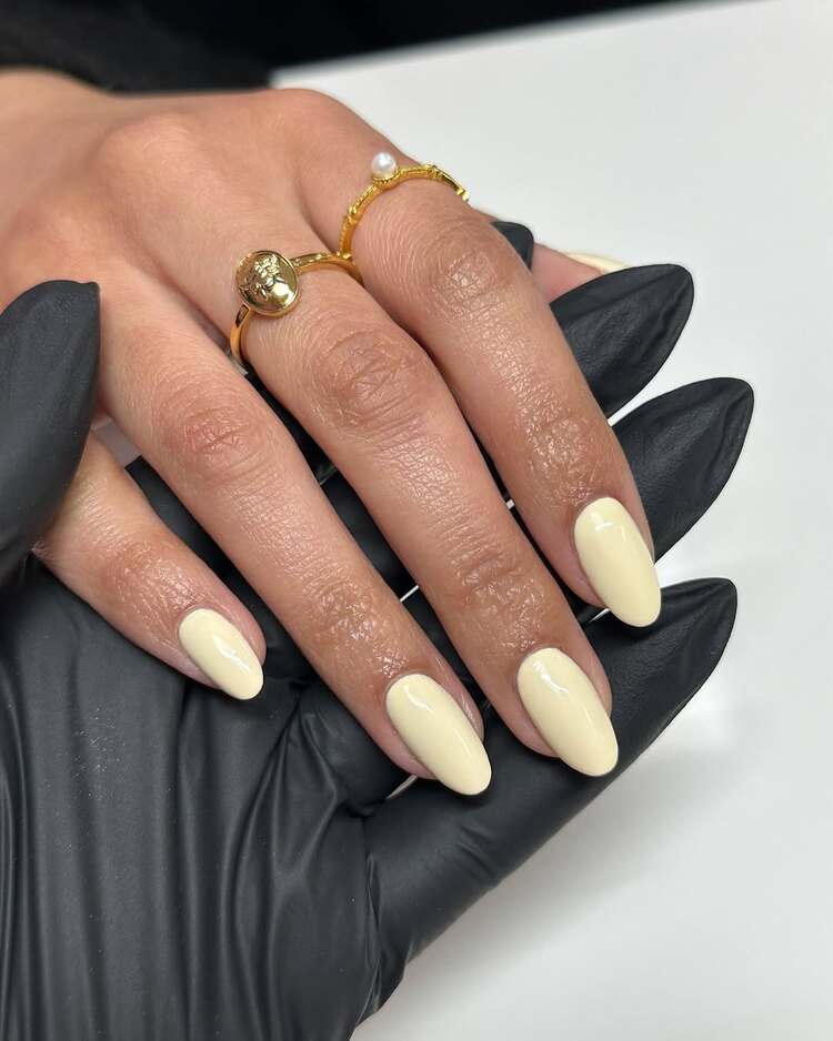déco ongles été 2025 rafinnée et minimaliste