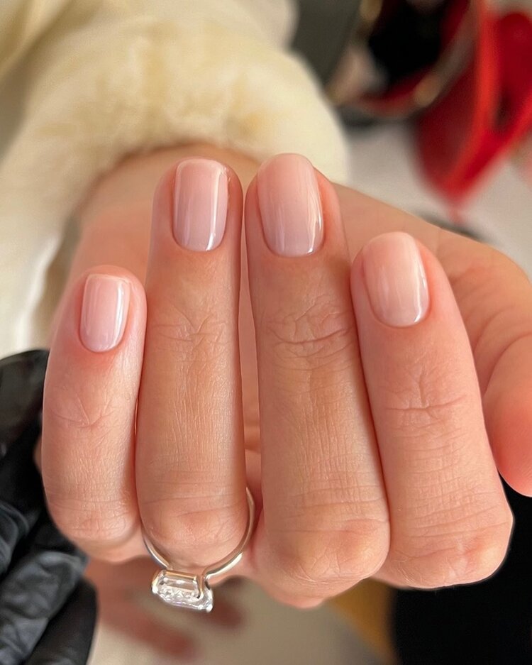 déco ongles qui illustre parfaitement le minimalisme chic et l'allure soignée