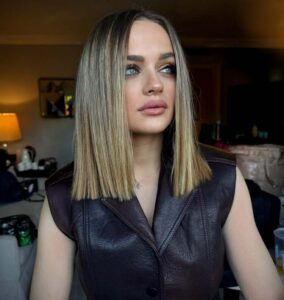 des cheveux parfaitement lisses qui structurent le visage et donnent une allure moderne