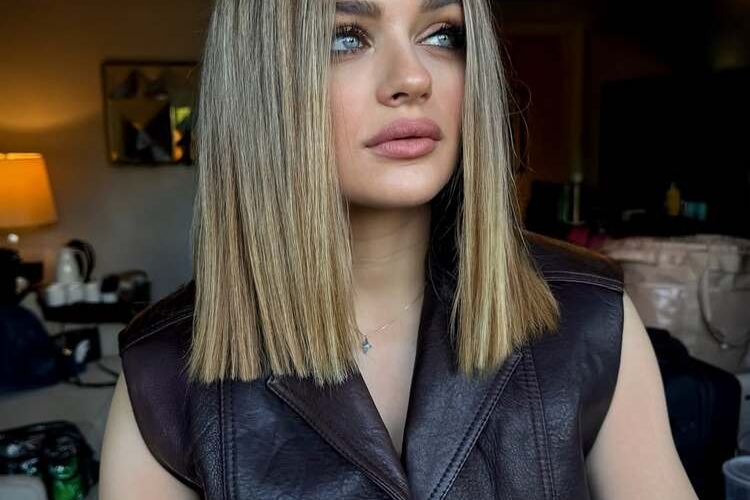 des cheveux parfaitement lisses qui structurent le visage et donnent une allure moderne