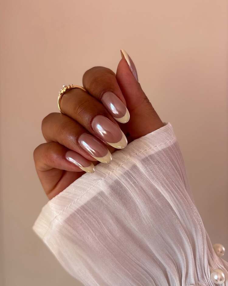 effet chrome sur french manucure jaune pour un nail art chic et raffiné