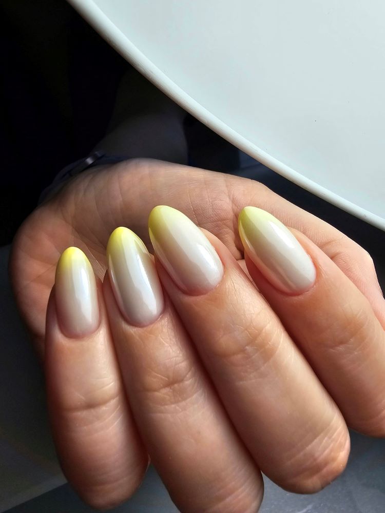 effet dégradé tendance sur une base laiteuse pour une manucure au top cet été