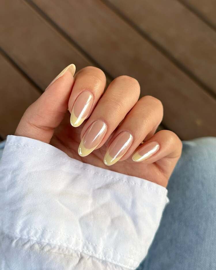foncer sur la teinte de la saison pour donner du peps à votre déco ongles
