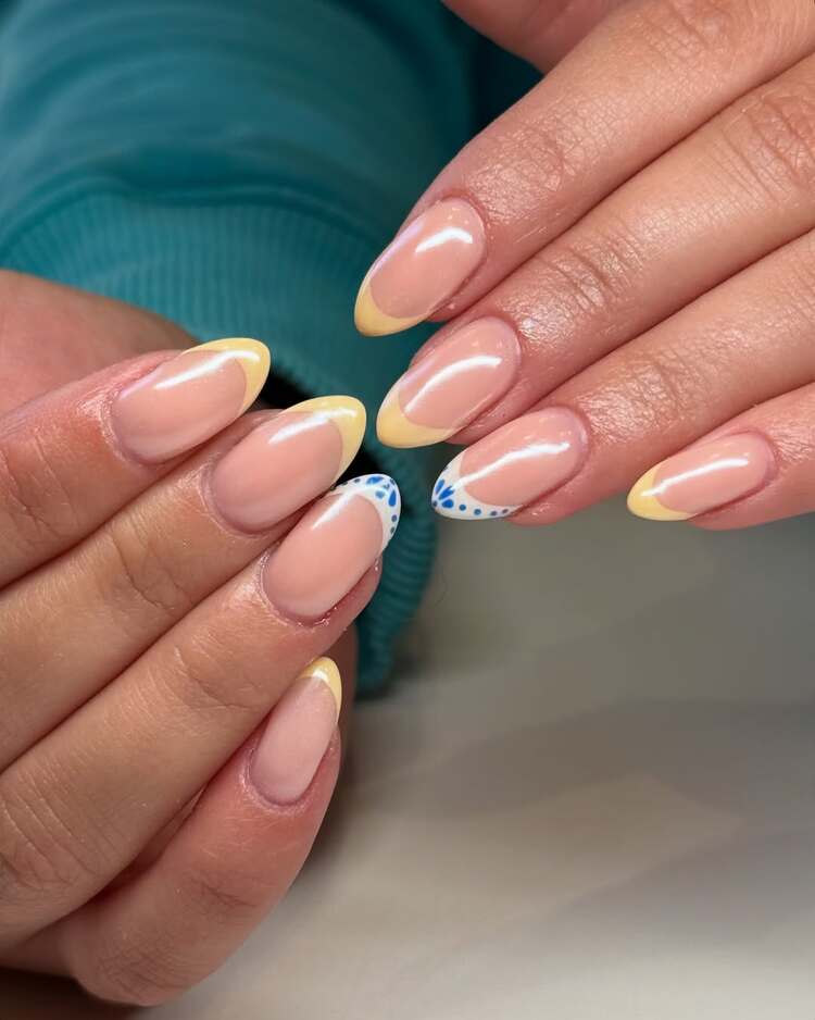 french manucure revisitée en version buttermilk, associée à des motifs en bleu pour un effet estival