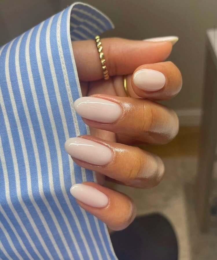 idée de manucure luxe discret sur ongles ovales à finition brillante qui donne un effet naturel soigné