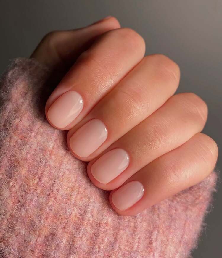 idée de manucure minimaliste sur ongles courts arrondis pour un effet naturel