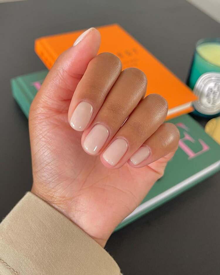 idée de manucure nude et minimaliste à adopter au quotidien pour un look soigné