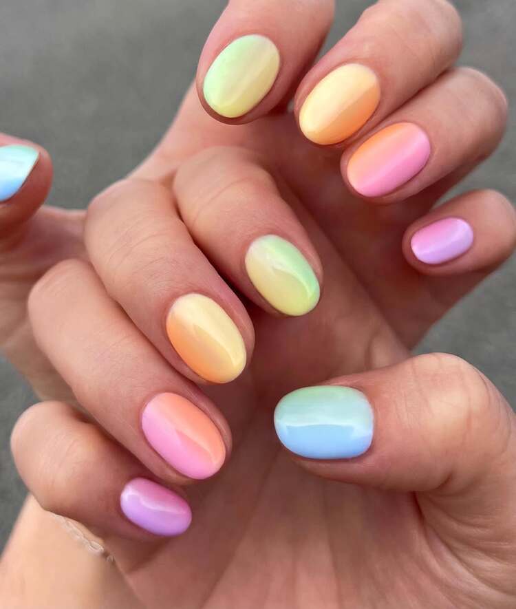 idée nail art arc‑en‑ciel pour vacances qui ne passera pas inaperçu